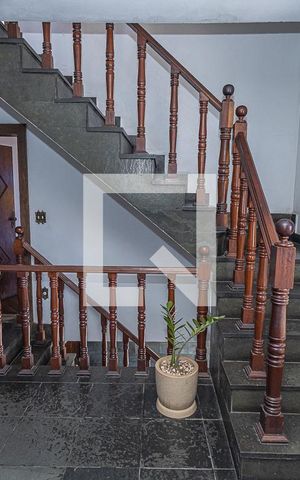 Casa à venda com 360m², 4 quartos e 6 vagas Casa à venda com 360m², 4 quartos e 6 vagasHall de entrada / Sala
