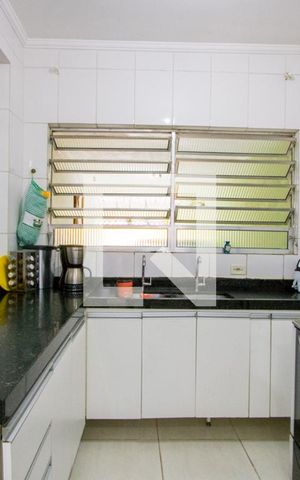 Casa à venda com 160m², 4 quartos e 3 vagas Casa à venda com 160m², 4 quartos e 3 vagasCozinha