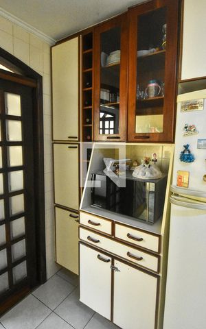 Casa à venda com 220m², 4 quartos e 5 vagas Casa à venda com 220m², 4 quartos e 5 vagasCozinha