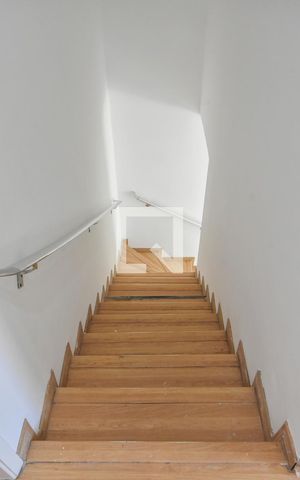 Casa à venda com 159m², 4 quartos e 2 vagasEscada 