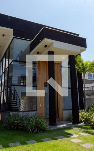 Casa de condomínio à venda com 300m², 3 quartos e 2 vagas Casa de condomínio à venda com 300m², 3 quartos e 2 vagasFachada