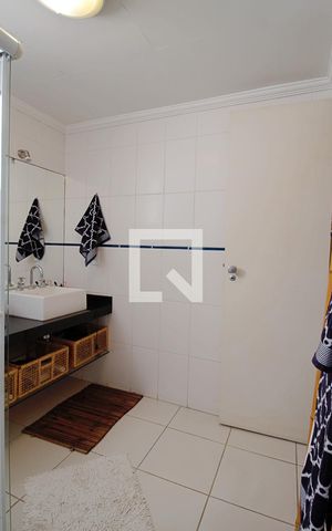 Apartamento à venda com 157m², 3 quartos e 3 vagas Apartamento à venda com 157m², 3 quartos e 3 vagasBanheiro da Suíte 1