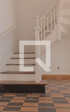 Casa para alugar com 150m², 4 quartos e 1 vaga Casa para alugar com 150m², 4 quartos e 1 vagaescada