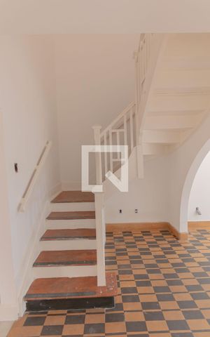 Casa para alugar com 150m², 4 quartos e 1 vaga Casa para alugar com 150m², 4 quartos e 1 vagaescada