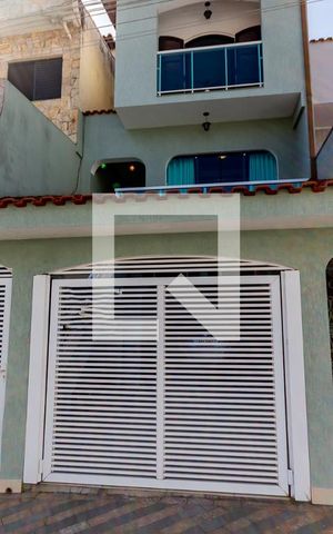 Casa à venda com 231m², 3 quartos e 2 vagas Casa à venda com 231m², 3 quartos e 2 vagasFachada