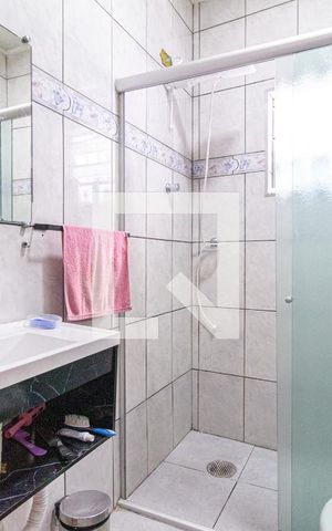Casa à venda com 182m², 4 quartos e 4 vagas Casa à venda com 182m², 4 quartos e 4 vagasBanheiro