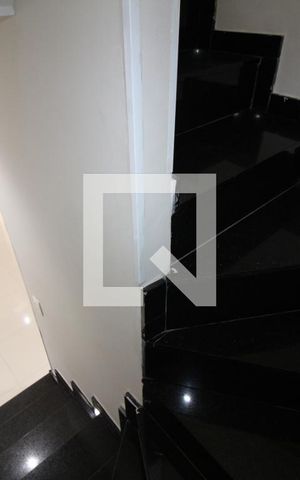Apartamento para alugar com 65m², 2 quartos e 1 vagaEscada