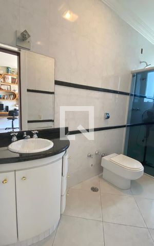 Casa de condomínio à venda com 462m², 4 quartos e 4 vagasBanheiro da Suíte 4