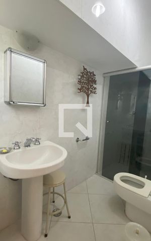 Casa de condomínio à venda com 462m², 4 quartos e 4 vagasBanheiro de serviço