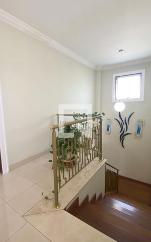Casa de condomínio à venda com 462m², 4 quartos e 4 vagasEscada