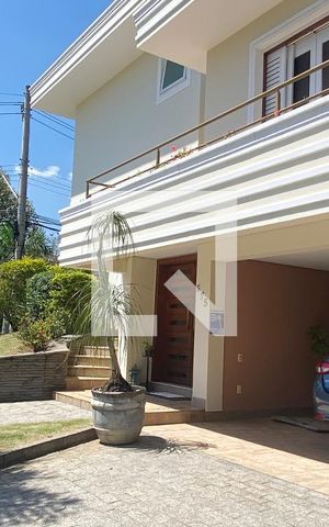Casa de condomínio à venda com 462m², 4 quartos e 4 vagasFachada