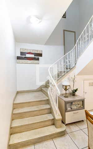 Casa para alugar com 201m², 4 quartos e 3 vagas Casa para alugar com 201m², 4 quartos e 3 vagasEscada