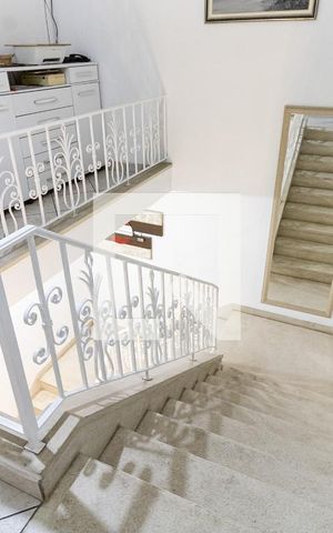 Casa para alugar com 201m², 4 quartos e 3 vagas Casa para alugar com 201m², 4 quartos e 3 vagasEscada