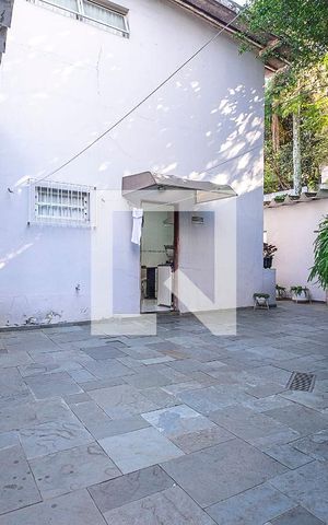 Casa à venda com 282m², 3 quartos e 3 vagas Casa à venda com 282m², 3 quartos e 3 vagasQuintal