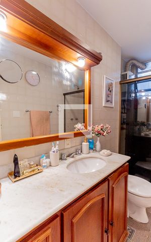 Apartamento à venda com 220m², 3 quartos e 2 vagas Apartamento à venda com 220m², 3 quartos e 2 vagasBanheiro Social