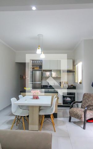 Casa à venda com 72m², 2 quartos e 2 vagasSala