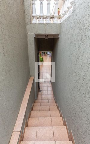 Casa à venda com 186m², 2 quartos e 2 vagas Casa à venda com 186m², 2 quartos e 2 vagasEscada Quintal Fundos