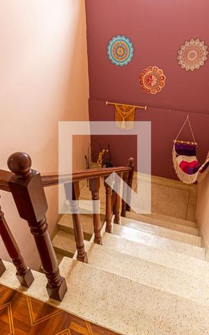 Casa à venda com 186m², 2 quartos e 2 vagas Casa à venda com 186m², 2 quartos e 2 vagasEscada Dormitórios