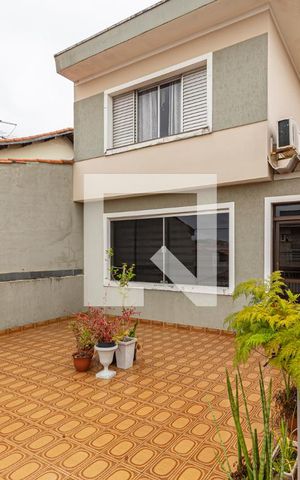 Casa à venda com 186m², 2 quartos e 2 vagas Casa à venda com 186m², 2 quartos e 2 vagasVaranda