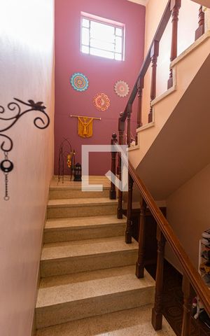 Casa à venda com 186m², 2 quartos e 2 vagas Casa à venda com 186m², 2 quartos e 2 vagasEscada Dormitórios