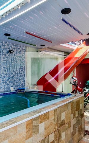 Casa à venda com 200m², 2 quartos e 2 vagasPiscina
