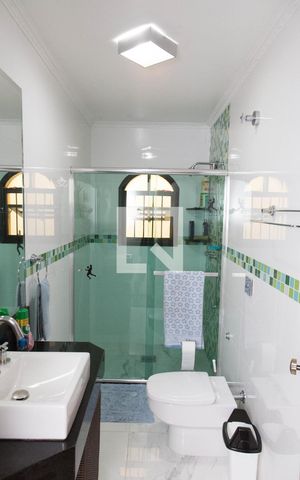 Casa à venda com 246m², 3 quartos e 2 vagas Casa à venda com 246m², 3 quartos e 2 vagasBanheiro Social 1