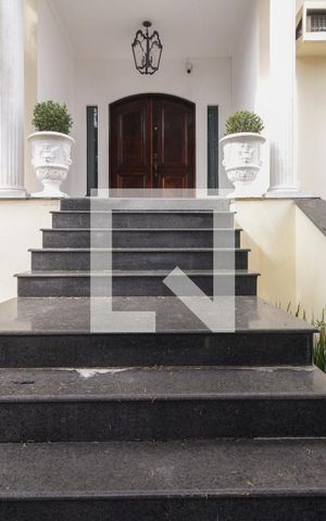 Casa à venda com 580m², 5 quartos e 4 vagas Casa à venda com 580m², 5 quartos e 4 vagasEntrada