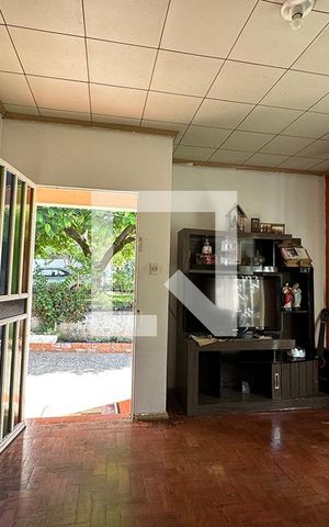 Casa à venda com 140m², 2 quartos e 2 vagasSala