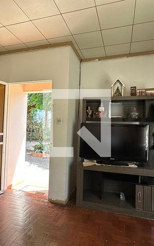 Casa à venda com 140m², 2 quartos e 2 vagasSala