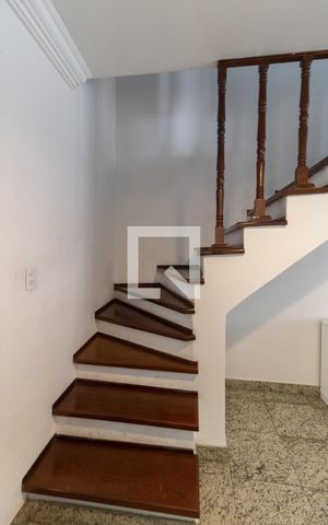 Casa à venda com 120m², 4 quartos e 2 vagas Casa à venda com 120m², 4 quartos e 2 vagasEscada