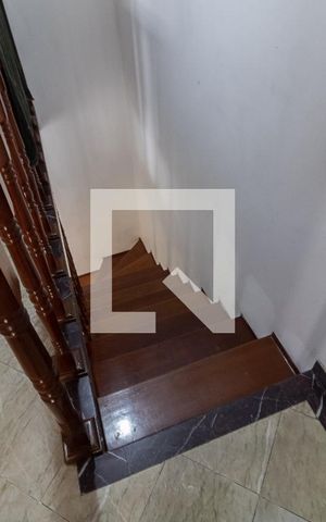Casa à venda com 120m², 4 quartos e 2 vagas Casa à venda com 120m², 4 quartos e 2 vagasEscada