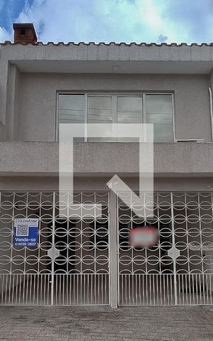 Casa à venda com 120m², 4 quartos e 2 vagas Casa à venda com 120m², 4 quartos e 2 vagasFachada