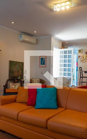 Casa à venda com 380m², 4 quartos e 4 vagas Casa à venda com 380m², 4 quartos e 4 vagasSala