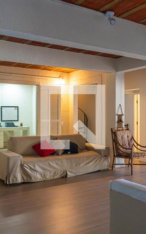 Casa à venda com 380m², 4 quartos e 4 vagas Casa à venda com 380m², 4 quartos e 4 vagasSalão