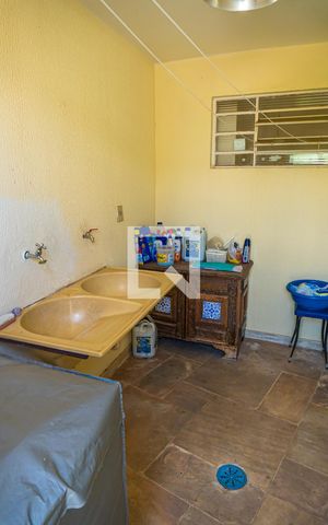 Casa à venda com 380m², 4 quartos e 4 vagas Casa à venda com 380m², 4 quartos e 4 vagasÁrea de Serviço