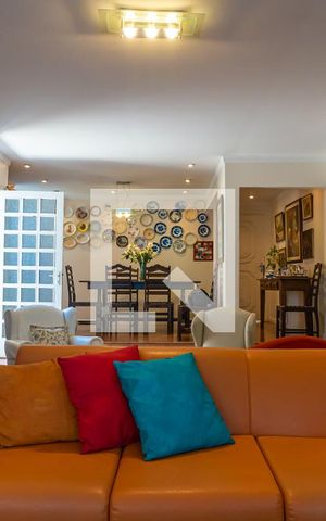 Casa à venda com 380m², 4 quartos e 4 vagas Casa à venda com 380m², 4 quartos e 4 vagasSala