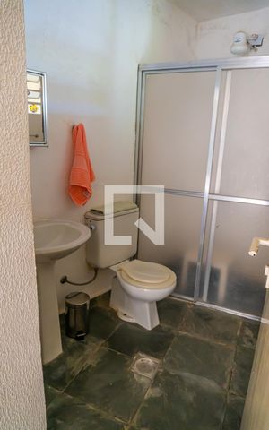 Casa à venda com 380m², 4 quartos e 4 vagas Casa à venda com 380m², 4 quartos e 4 vagasBanheiro de serviço