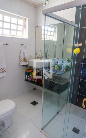 Casa à venda com 380m², 4 quartos e 4 vagas Casa à venda com 380m², 4 quartos e 4 vagasBanheiro da Suíte 1