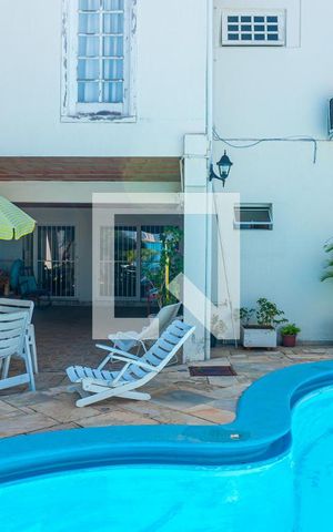 Casa à venda com 380m², 4 quartos e 4 vagas Casa à venda com 380m², 4 quartos e 4 vagasPiscina
