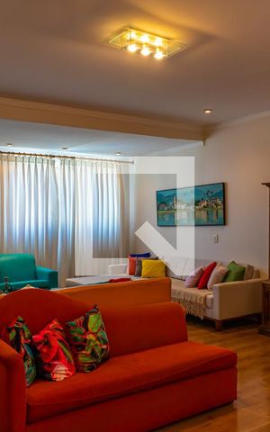 Casa à venda com 380m², 4 quartos e 4 vagas Casa à venda com 380m², 4 quartos e 4 vagasSala