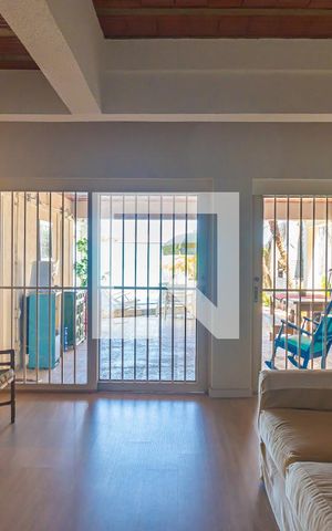 Casa à venda com 380m², 4 quartos e 4 vagas Casa à venda com 380m², 4 quartos e 4 vagasSalão