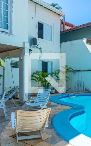 Casa à venda com 380m², 4 quartos e 4 vagas Casa à venda com 380m², 4 quartos e 4 vagasPiscina