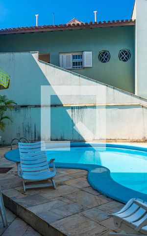 Casa à venda com 380m², 4 quartos e 4 vagas Casa à venda com 380m², 4 quartos e 4 vagasPiscina
