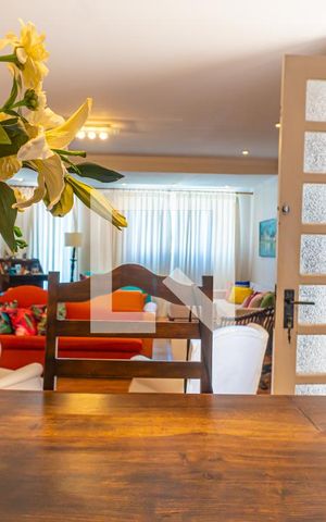 Casa à venda com 380m², 4 quartos e 4 vagas Casa à venda com 380m², 4 quartos e 4 vagasSala