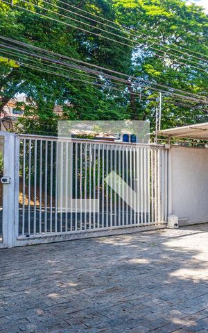 Casa à venda com 380m², 4 quartos e 4 vagas Casa à venda com 380m², 4 quartos e 4 vagasGaragem