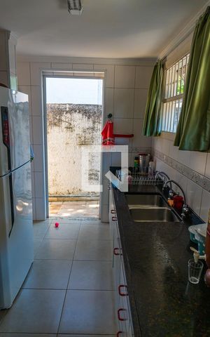 Casa à venda com 380m², 4 quartos e 4 vagas Casa à venda com 380m², 4 quartos e 4 vagasCozinha