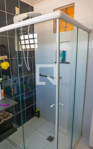 Casa à venda com 380m², 4 quartos e 4 vagas Casa à venda com 380m², 4 quartos e 4 vagasBanheiro da Suíte 1