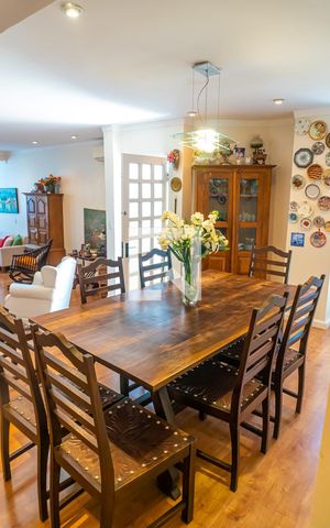 Casa à venda com 380m², 4 quartos e 4 vagas Casa à venda com 380m², 4 quartos e 4 vagasSala