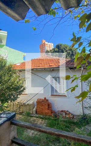 Casa à venda com 130m², 3 quartos e 2 vagas Casa à venda com 130m², 3 quartos e 2 vagasFachada