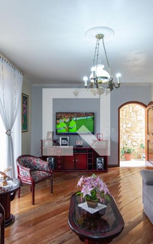 Casa à venda com 190m², 4 quartos e 6 vagas Casa à venda com 190m², 4 quartos e 6 vagasSala